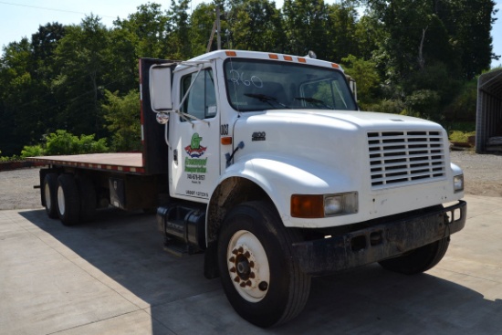 1999 INTERNATIONAL 4900 TANDEM AXLE FLATBED TRUCK