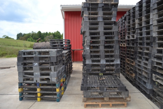 92 PLASTIC PALLETS