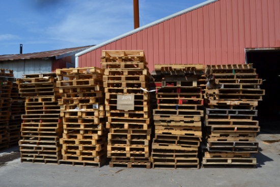 300 USED PALLETS