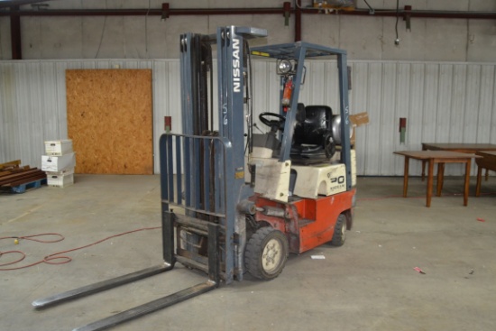 NISSAN 3000LB  WAREHOUSE FORKLIFT