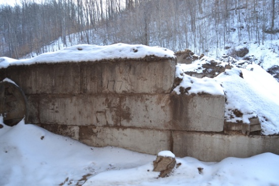APPROX (25) RETAINER BLOCKS
