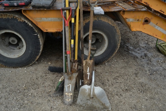 LOT OF CLEAN UP TOOLS