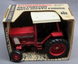 Ertl IH 886 Tractor w/ Safety Frame 1976 Red box