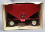 Ertl Gravity Feed Wagon 1986 Red w/ box