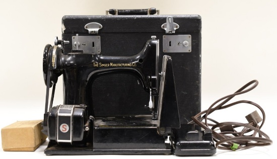 Singer Featherweight Sewing Machine In Case