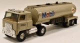 1/16 Ertl Mobil Oil Tanker International Semi