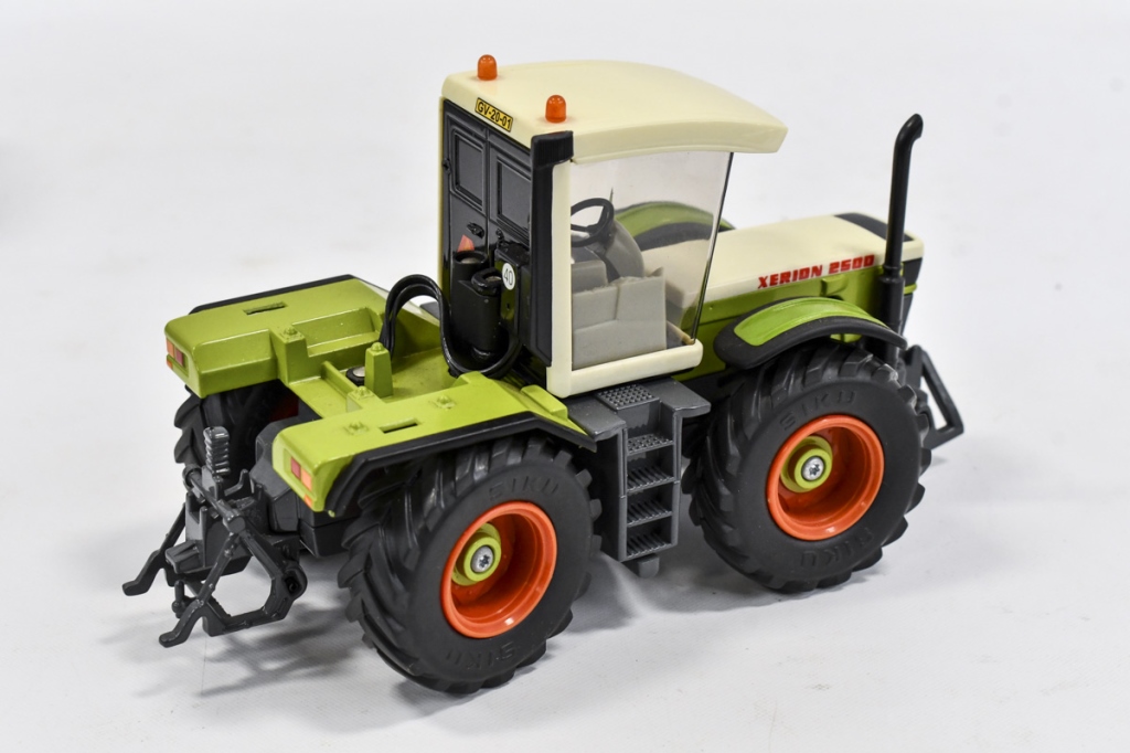 1/32 SIKU Claas Xerion 2500 Tractor | Proxibid
