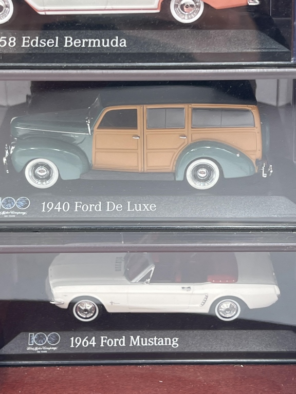GC3421 MINICHAMPS / 400082010 EDSEL BERMUDA STATION WAGON 1958 BLANC/ROUGE 1/43