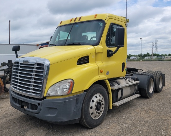 2013 Freightliner Tandam Axle Semi