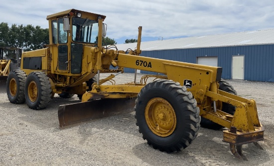 John Deere 670A Grader