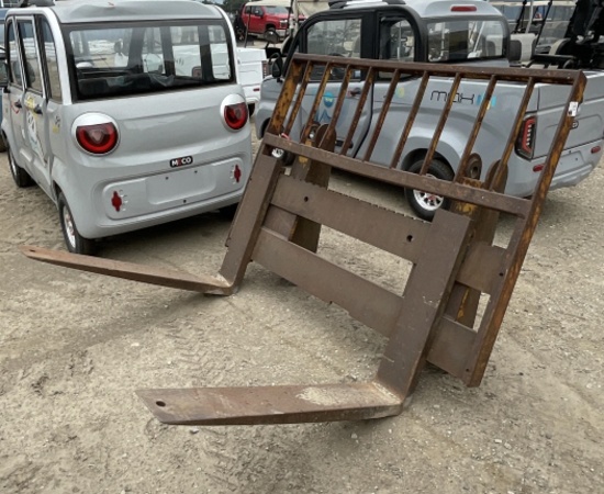 42Ó Wheel Loader Forks Pin Hookup