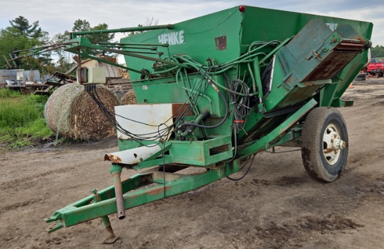Henke TMR Mixer. Model#B240. W/Weight Scale.