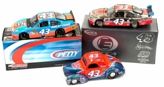 (3) 1:24 Autographed Richard Petty #43 Diecast Collectables