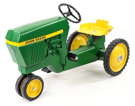 Ertl John Deere Model No. 520 Narrow Front Pedal Tractor