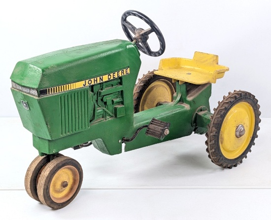 Ertl John Deere Model No. 520 Narrow Front Pedal Tractor