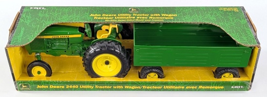 1/16 Ertl John Deere 2440 Utility Tractor with Wagon
