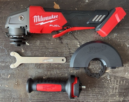 Milwaukee Fuel 4.5Ó/5Ó Grinder W/ Variable Speed & Paddle Switch