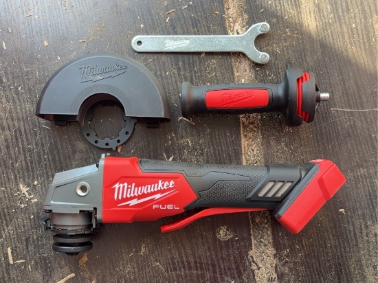 Milwaukee Fuel 4.5Ó/5Ó Grinder W/ Variable Speed & Paddle Switch