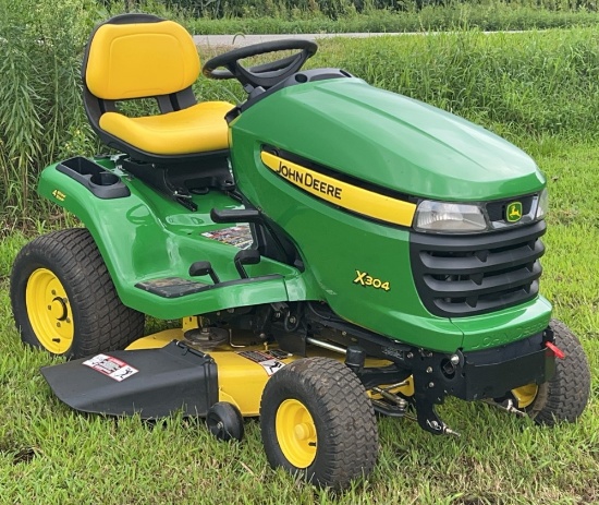 John Deere X304 Lawn Tractor