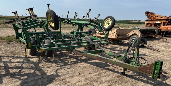John Deere 960 Field Cultivator