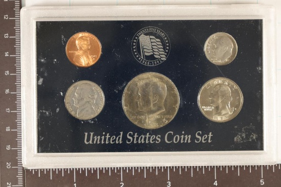 1985 US YEAR SET IN PLASTIC CASE, NO BOX