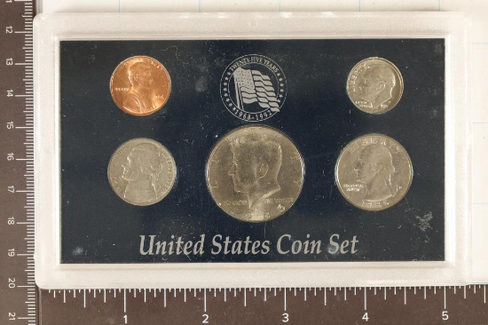 1986 YEAR SET IN LARGE PLASTIC CASE