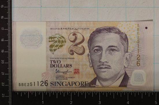 SINGAPORE CRISP UNC POLYMER $2 BILL COLORIZED