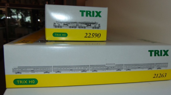 Trix HO 22590 & 21263 Amtrak Passenger Set