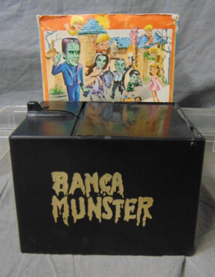 The Munsters. Spanish Made Bank in Box.