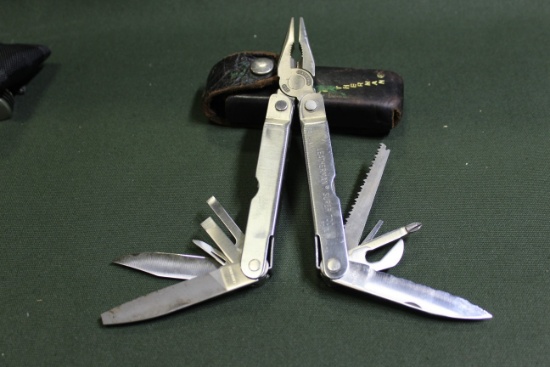 Leatherman Multi Tool Fingernail Slot Opening w/ sheath
