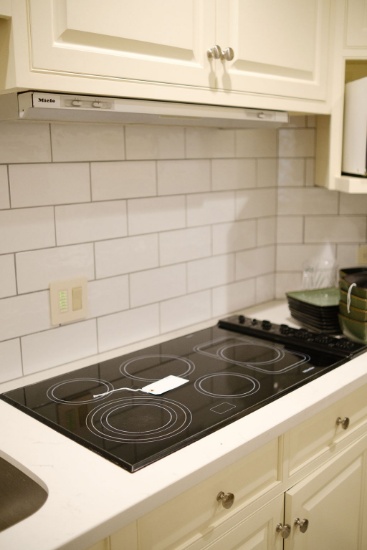 Miele cooktop with exhaust 5 burner glass top, Model # KM191, Approx.   20"