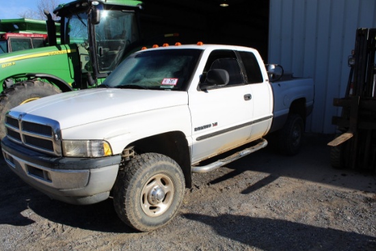 2000 Dodge Ram 2500Ext cab, 4 wheel drive, V 10 magnum gas engine, w/fuel t