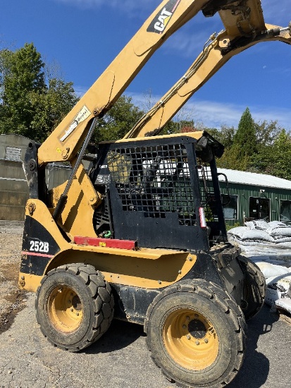 CAT 252B Skid Steer Loader w/GP Bucket