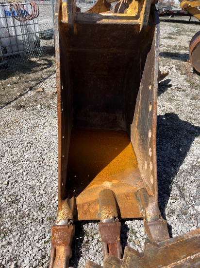 (1) CAT 320 Bucket - Size 32 in