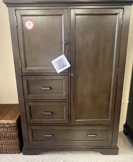 Universal Broadmore 3 Drawer, 2 Door Chest