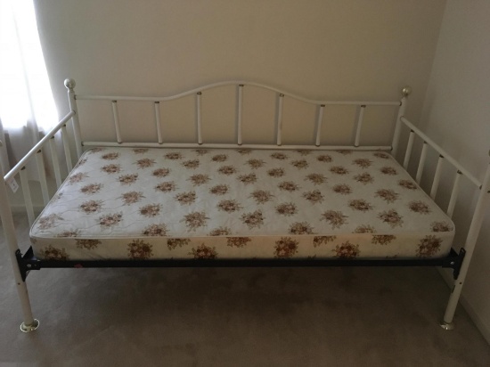 METAL FRAME DAY BED