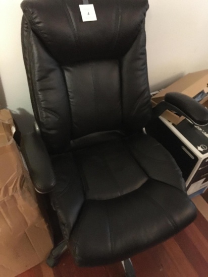 BLACK EXECUTIVE OFFICE CHAIR