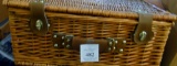 PICNIC BASKET WITH ACCESSORIES