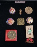 MIXED LOT OF MEDALS, PINS, PENDANTS AND COIN
