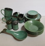GREEN SERVING LOT OF 28 PIECES