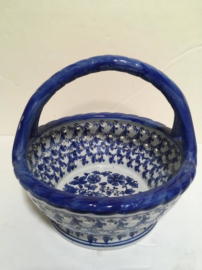 BLUE AND WHITE RETICULATED BASKET WITH HANDLE