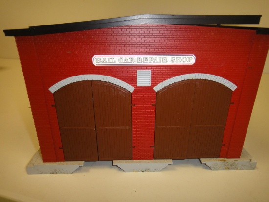 MTH  TWO BAY TRAIN SHED