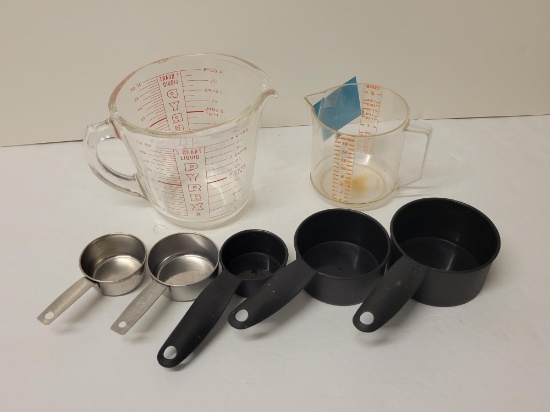 MIXED LOT OF MEASURING CUPS