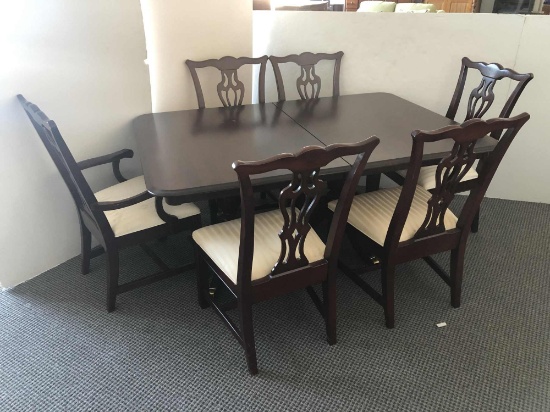 MAHOGANY DINING TABLE & 6 MATCHING CHAIRS