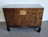 LIDDED TRUNK WITH MODERN DECORATION