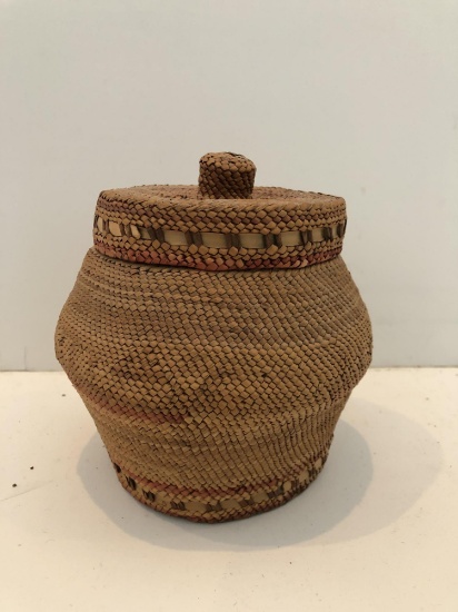 NATIVE AMERICAN HAND WOVEN BASKET FROM NORTH WEST