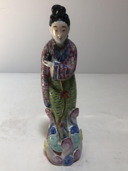 CHINESE PORCELAIN WOMAN FIGURE