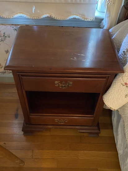 PAIR OF BEDSIDE TABLES / CABINET