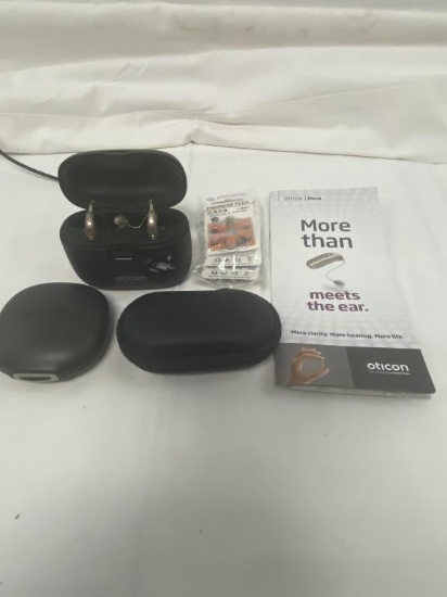 OTICON PAIR OF DIGITAL HEARING AIDS WITH CHARGER