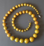 VINTAGE BAKELITE BEADED NECKLACE